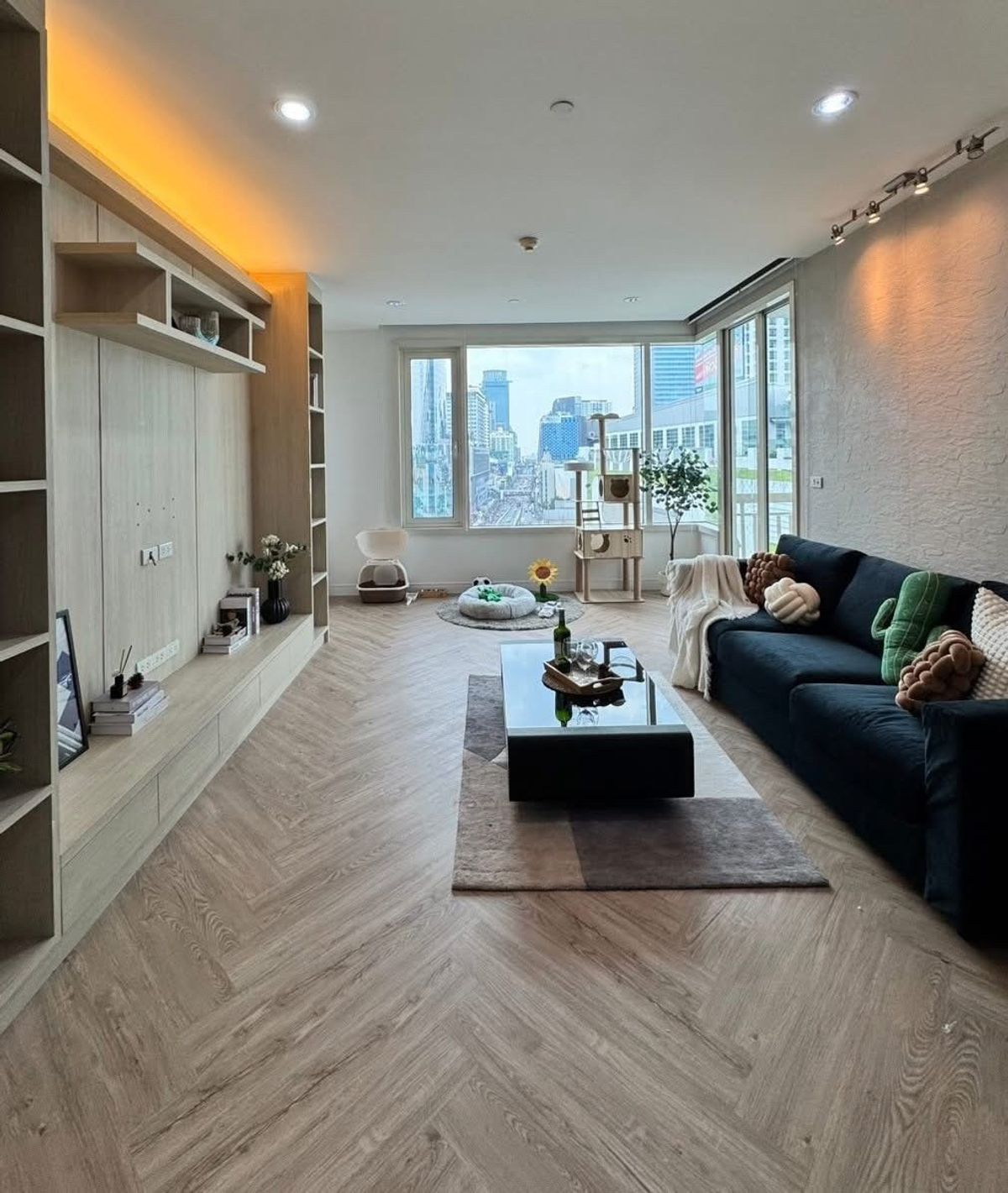 ขายคอนโดวิทยุ ชิดลม หลังสวน : ❖ Pet friendly ❖ ชั้น 10+, 88.80 ตร.ม. | 2 ห้องนอน, 2 ห้องน้ำ, 1 ที่จอดรถ | คอนโดเลี้ยงสัตว์ได้ ใกล้ เดอะ มาร์เก็ต แบงค็อก 1 นาที, แพลทินัม แฟชั่น มอลล์ 2 นาที, เซ็นทรัลเวิลด์ 3 นาที, BTS ชิดลม 3 นาที