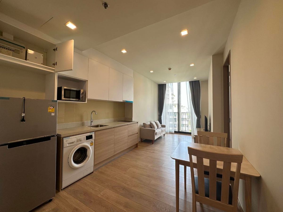 For RentCondoSukhumvit, Asoke, Thonglor : Condo for rent, Noble Around 33, new condo, complete corner room, ready to approach BTS Phrom Phong and many food sources !!