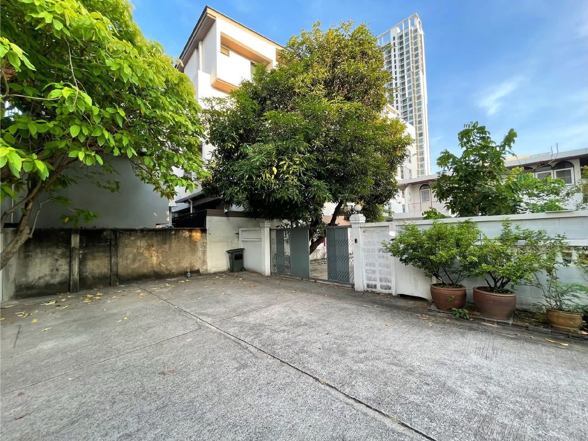 For RentHouseRatchadapisek, Huaikwang, Suttisan : 2 storey detached house, Soi Thanomchit, Sutthisan Road, Ratchadaphisek