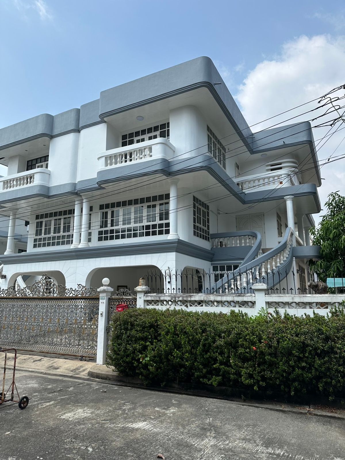 For RentTownhomeRamkhamhaeng, Hua Mak : 🏡 Rent a townhome behind the corner Into Town Project, big house, a lot of space in the heart of the city Suitable for living or home office