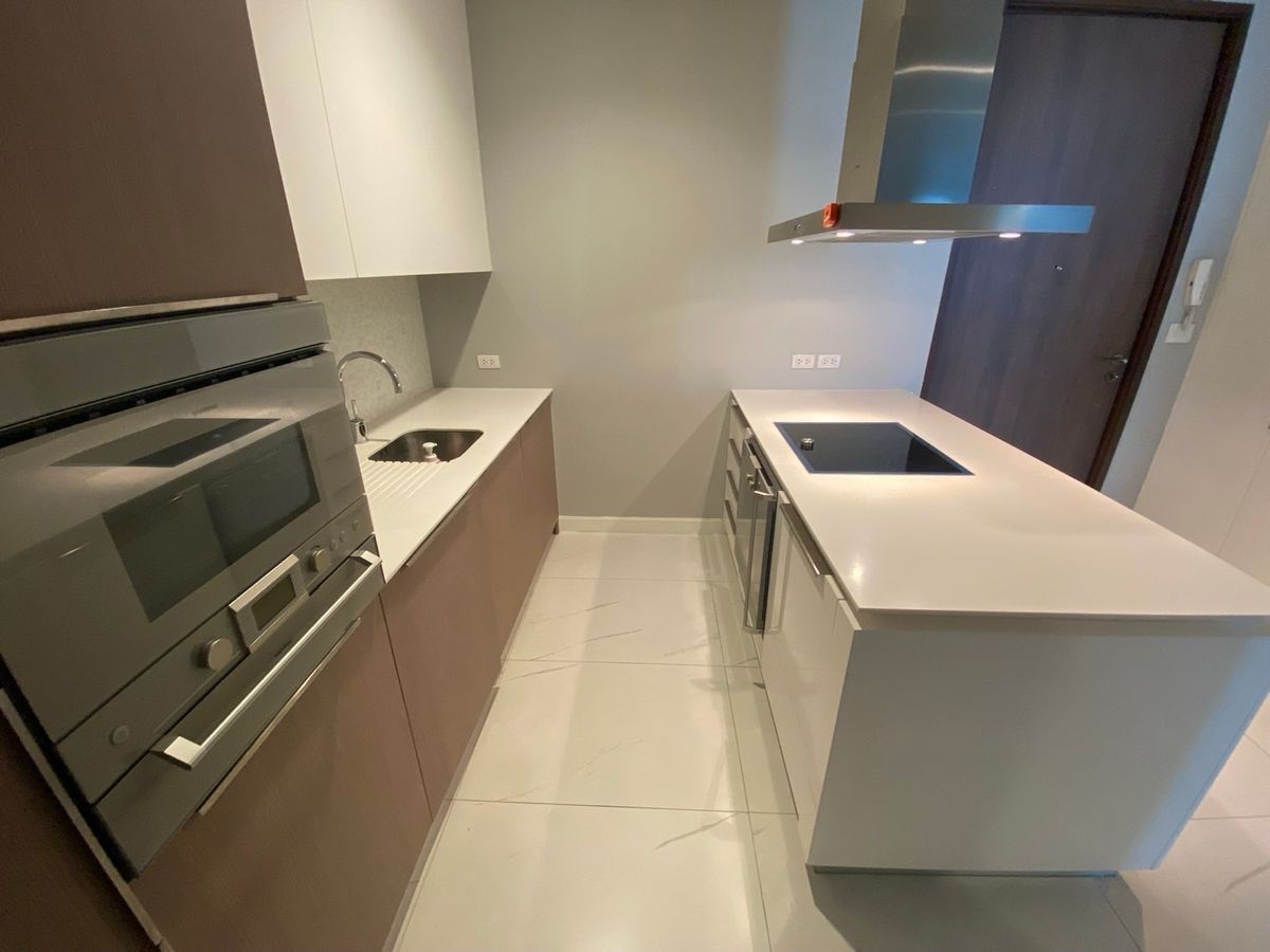 ขายคอนโดวิทยุ ชิดลม หลังสวน : ✨ขายพร้อมผู้เช่าถึง กันยายน 2569
 คอนโดหรู @185 Rajadamri เฟอร์นเจอร์และเครื่องใช้ไฟฟ้าครบครัน พร้อมเข้าอยู่ ห้องนอนติดระเบียงทั้ง 2 ห้อง ทำเลดีใกล้ BTSราชดำริ