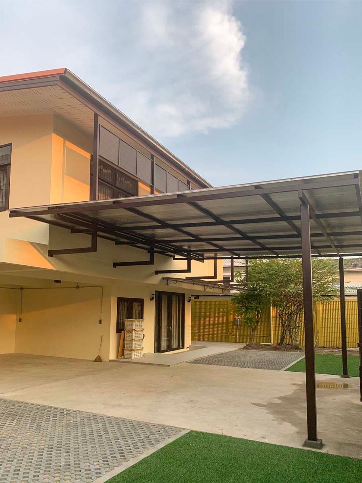 For RentHome OfficeOnnut, Udomsuk : Home Office or Office Near BTS Lots of Parking Open Plan 1st Floor + 4 Rooms