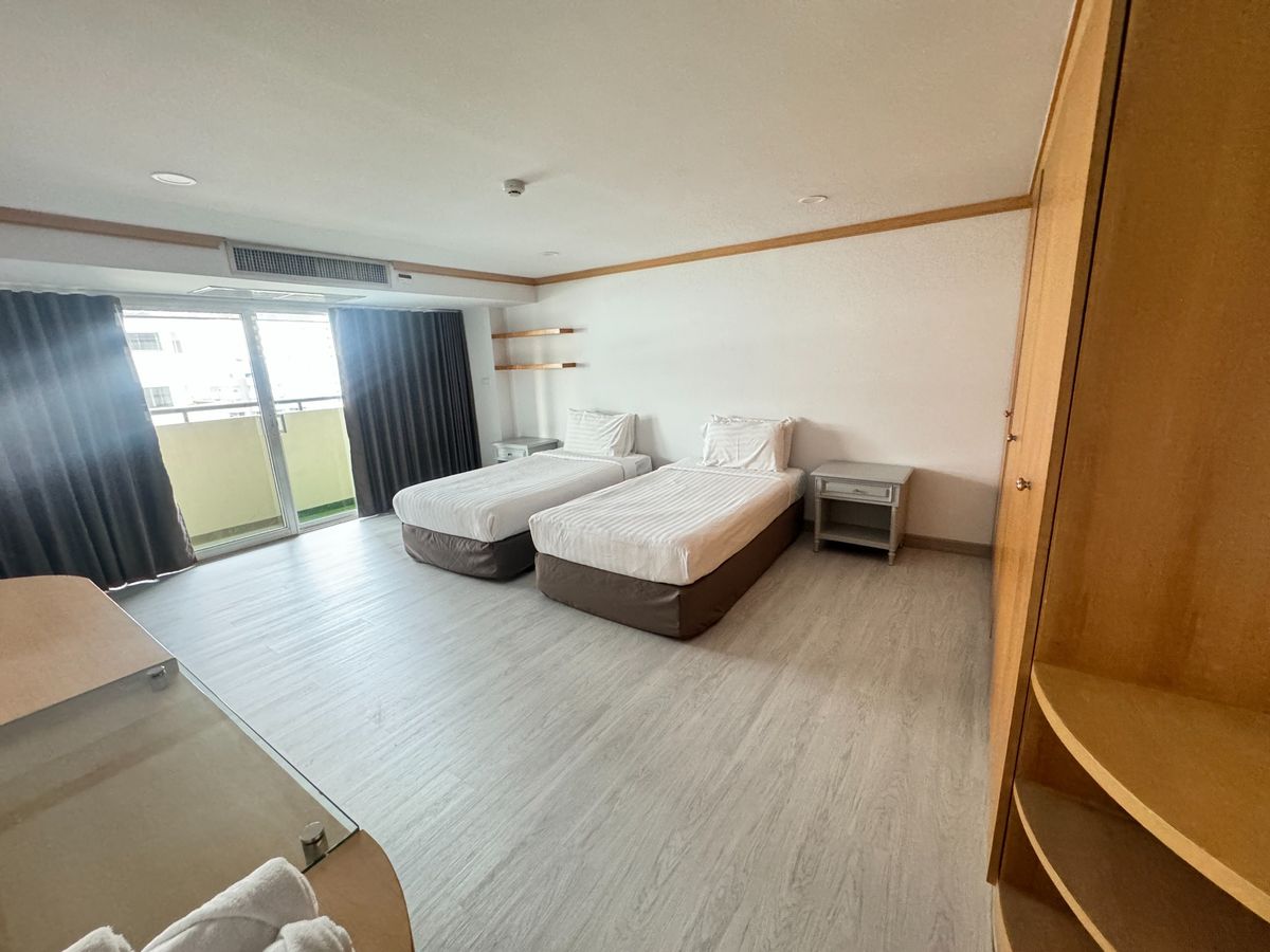 For RentCondoNana, North Nana,Sukhumvit13, Soi Nana : Pet Friendly Apartment 2 BED 200 SQM Prime Prime Location BTS NANA 70,000