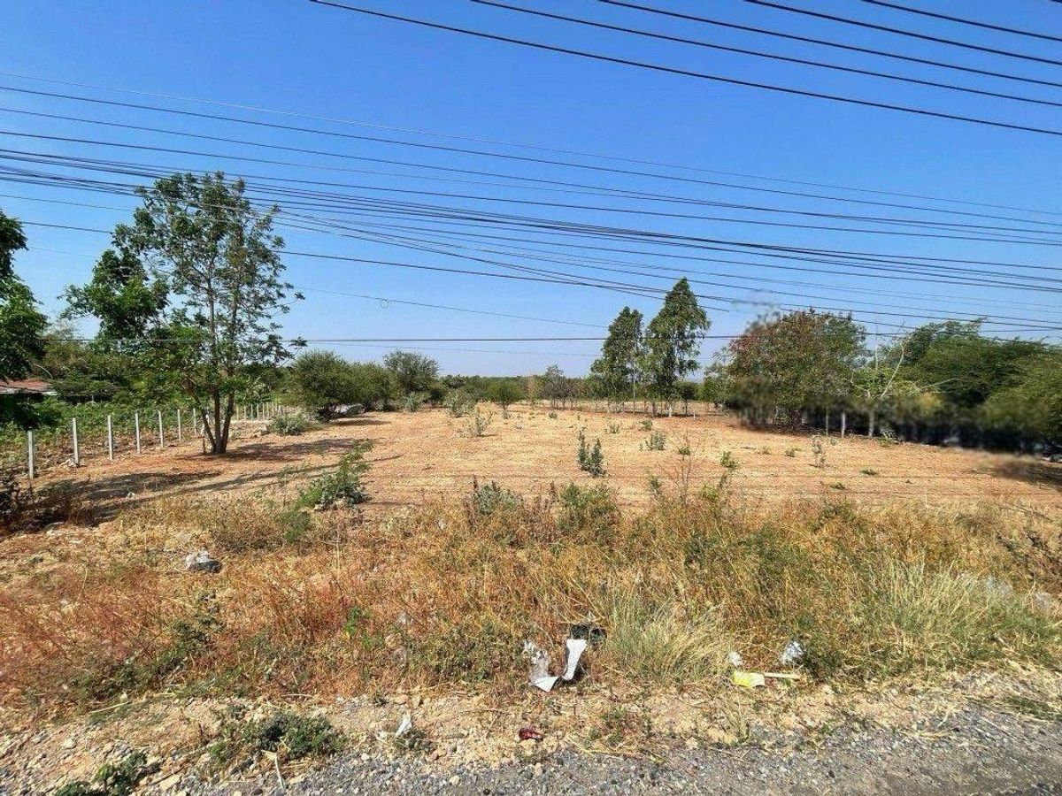 For SaleLandSaraburi : 📢 Large Plot of Land for Sale Near Bangkok, located on the main road, ideal for investment, development projects, or land banking, open views, ready for development