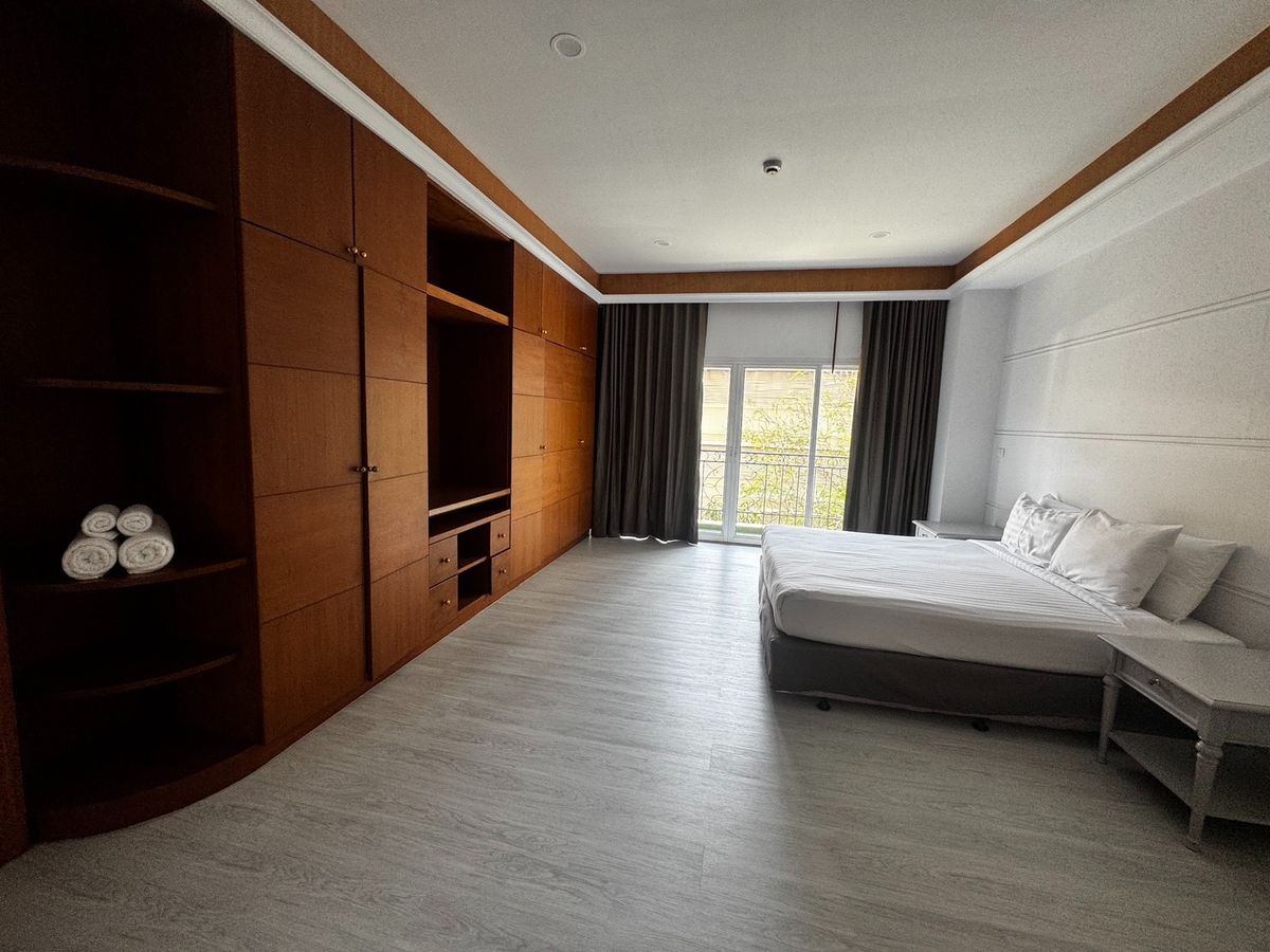 For RentCondoNana, North Nana,Sukhumvit13, Soi Nana : Pet Friendly Apartment 3 BED 300 SQM Prime Prime Location BTS NANA 85,000