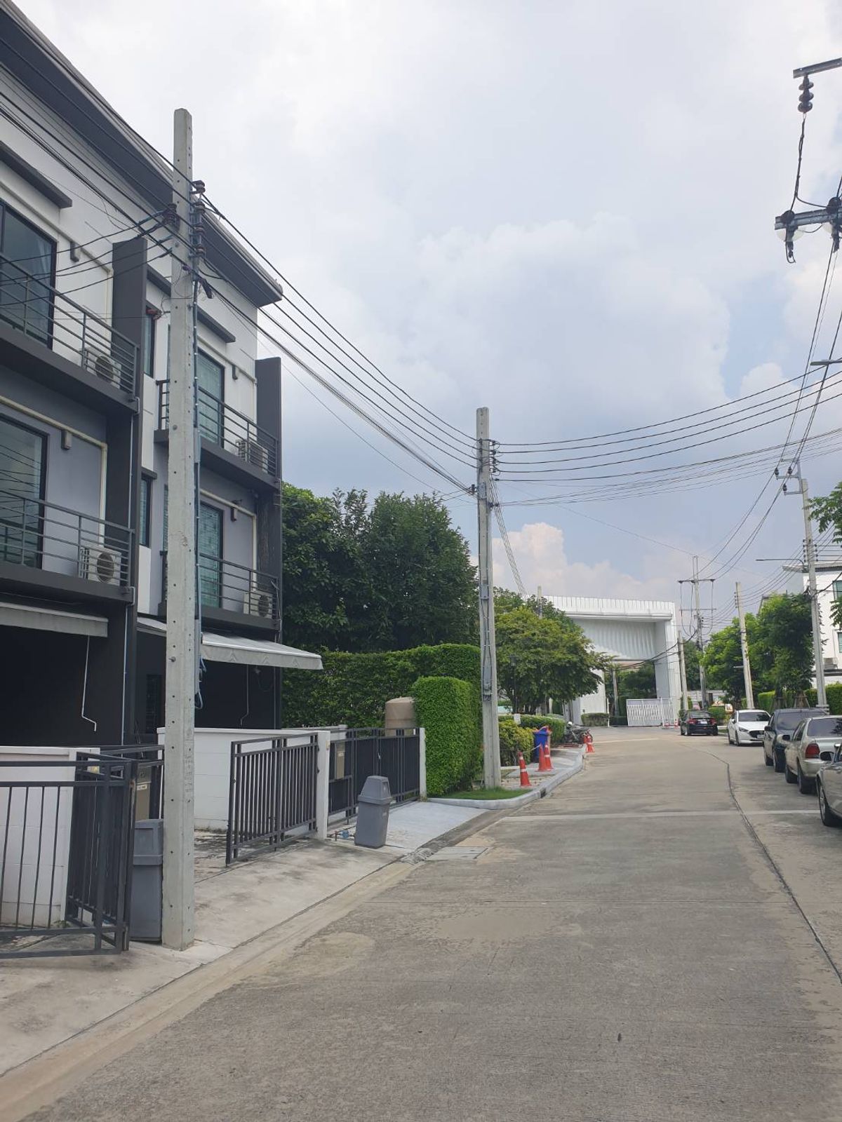 For RentTownhomeNonthaburi, Bang Yai, Bangbuathong : Rent a house in the middle of Ratchapruek - Rattanathibet, the house is near the garden. Enter the village 100 meters