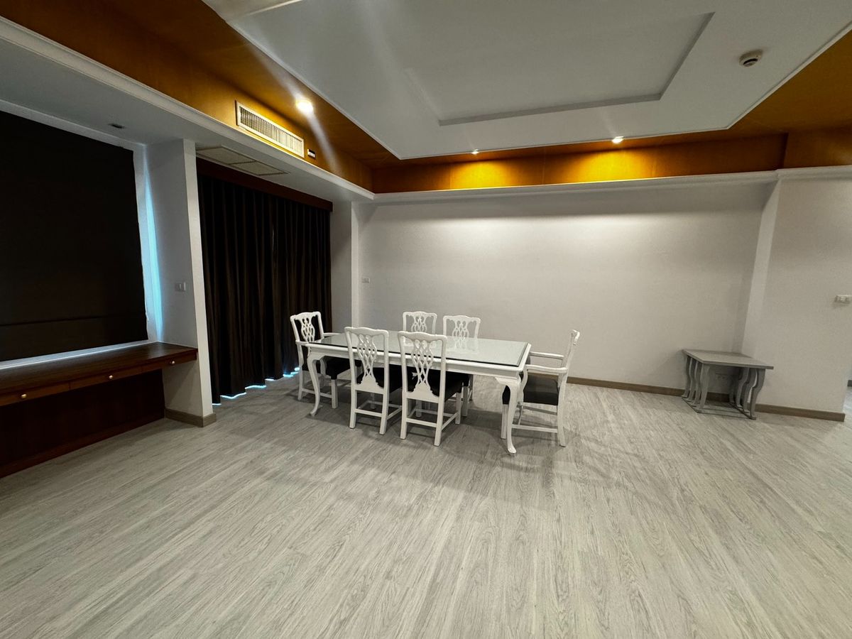 For RentCondoNana, North Nana,Sukhumvit13, Soi Nana : Pet Friendly Apartment 3 BED 300 SQM Prime Prime Location BTS NANA 85,000