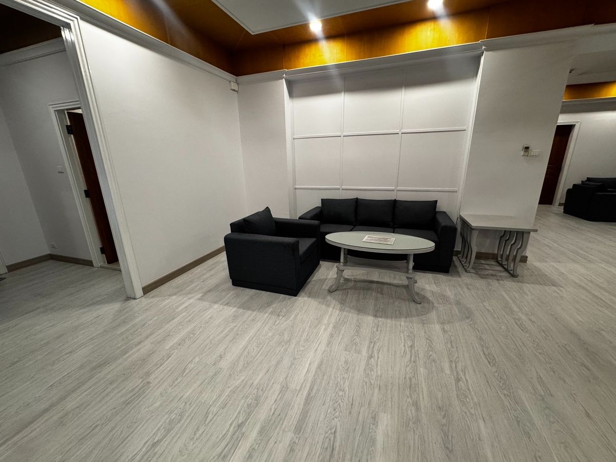 For RentCondoNana, North Nana,Sukhumvit13, Soi Nana : Pet Friendly Apartment 3 BED 300 SQM Prime Prime Location BTS NANA 85,000