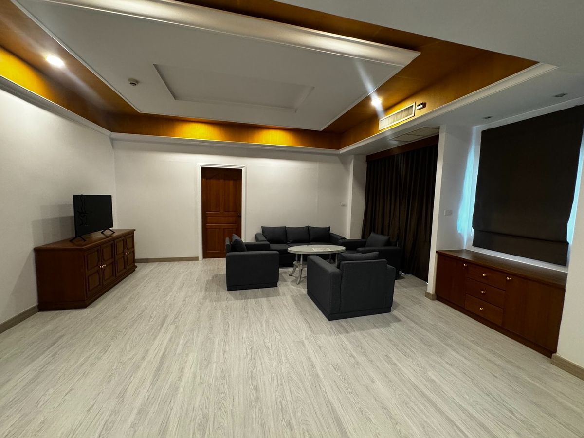 For RentCondoNana, North Nana,Sukhumvit13, Soi Nana : Pet Friendly Apartment 3 BED 300 SQM Prime Prime Location BTS NANA 85,000