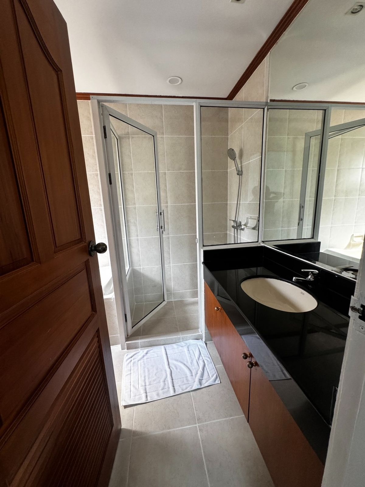 For RentCondoNana, North Nana,Sukhumvit13, Soi Nana : Pet Friendly Apartment 3 BED 300 SQM Prime Prime Location BTS NANA 85,000