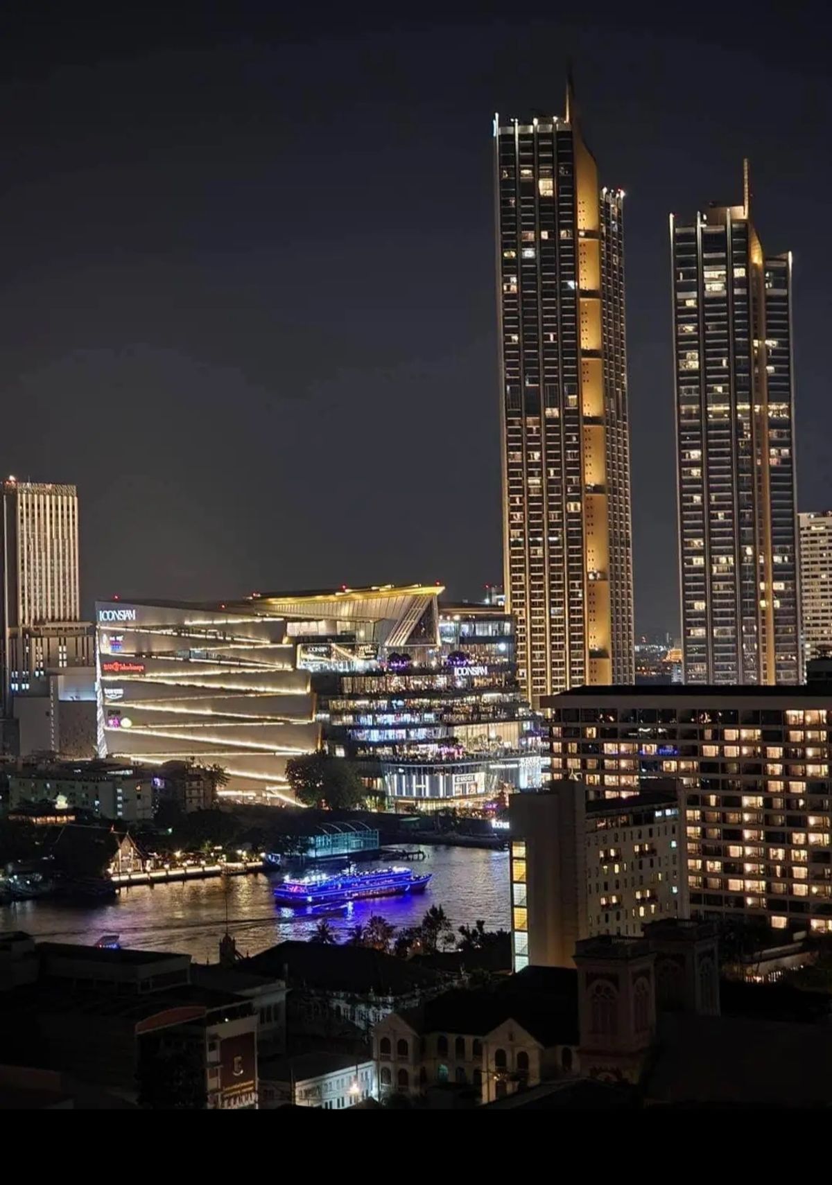 For RentCondoSilom, Saladaeng, Bangrak : Penthouse@State Tower with a view of a million dollars in the blue building !! Ready to live