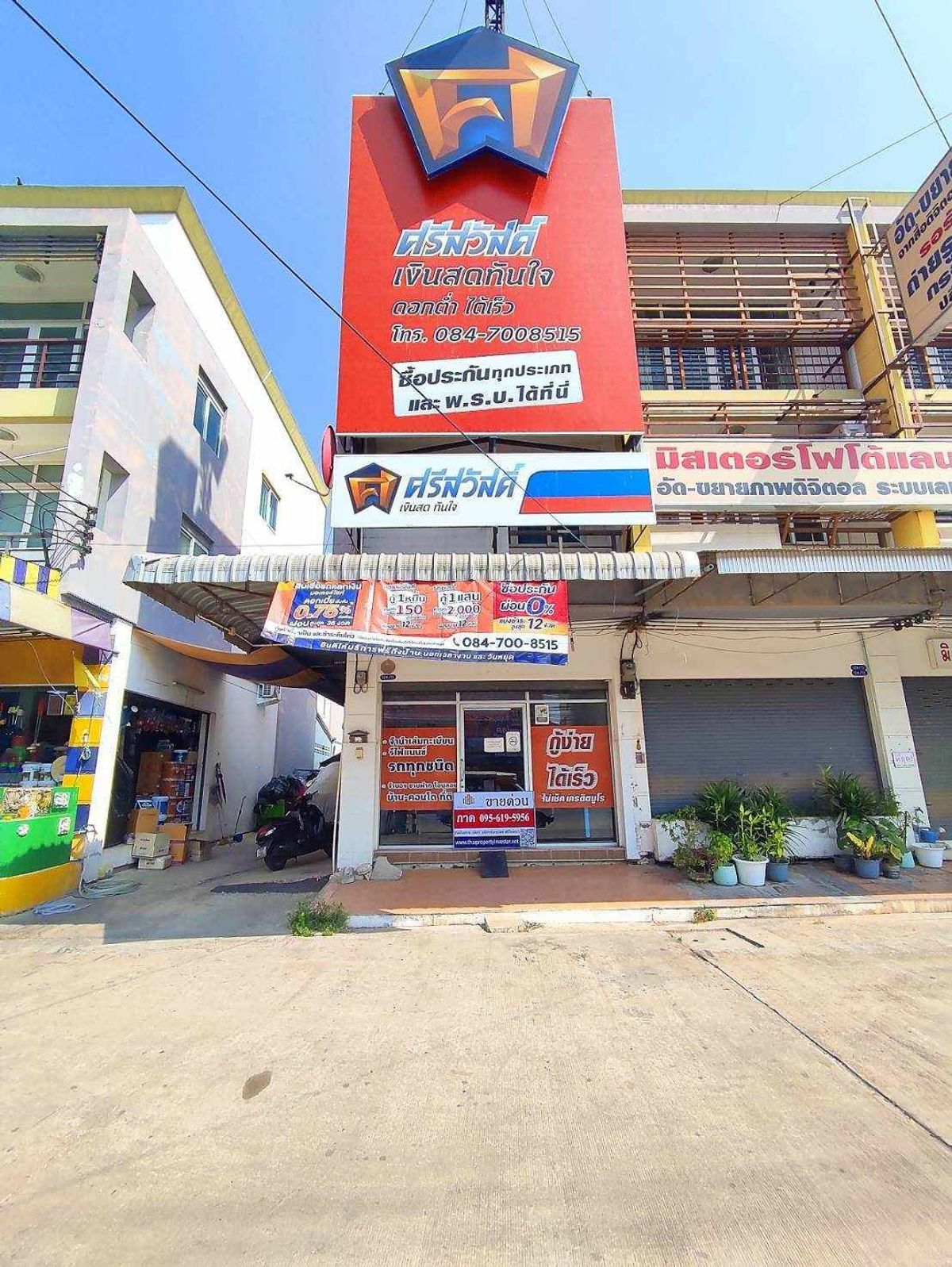 For SaleLandMahachai Samut Sakhon : Selling with the tenant is very cheap !! 3 -storey commercial building behind the golden road, Muang District, Samut Sakhon Province, near Sin Sakorn Colon