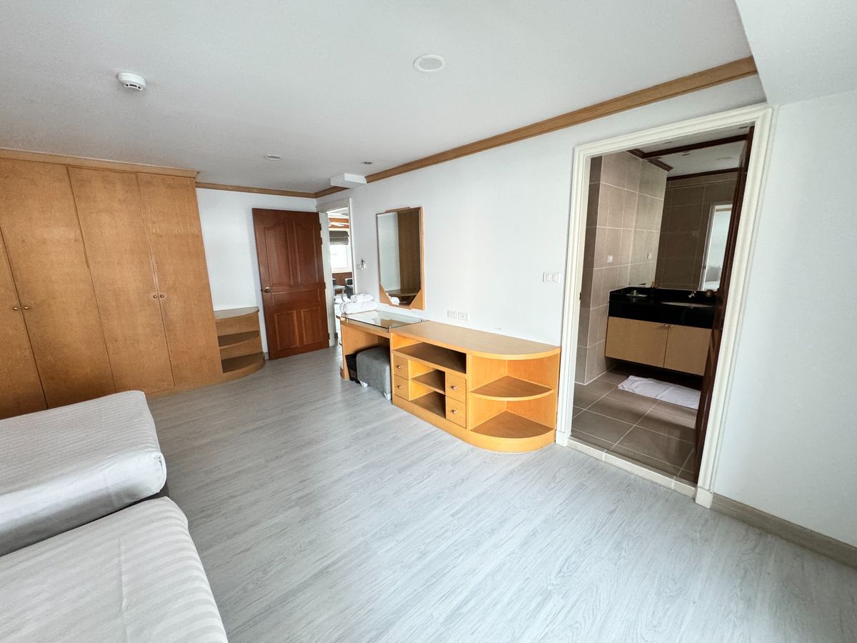 For RentCondoNana, North Nana,Sukhumvit13, Soi Nana : Pet Friendly Apartment 2 BED 200 SQM Prime Prime Location BTS NANA 70,000