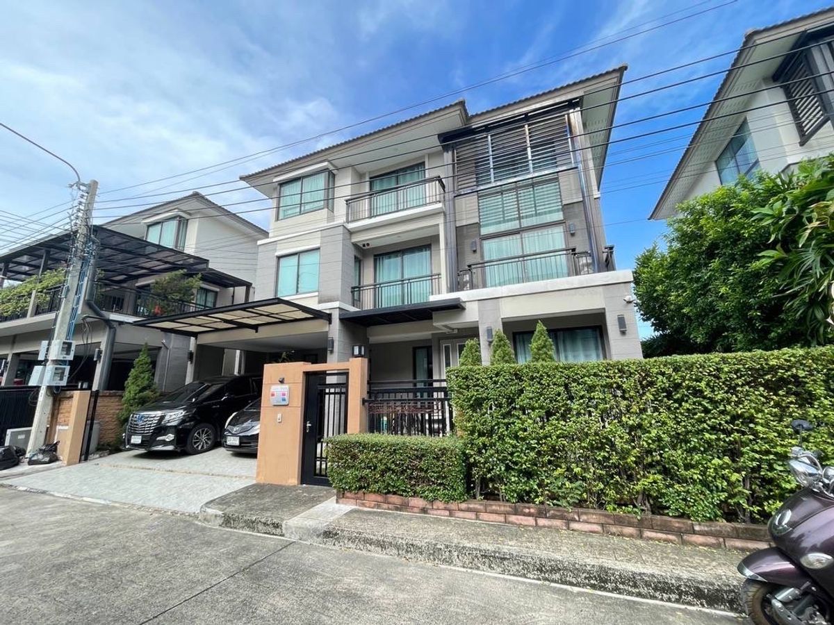 For SaleHousePattanakan, Srinakarin : Luxury 3 storeis home only 20 minutes to Ekkamia and Tonglor
