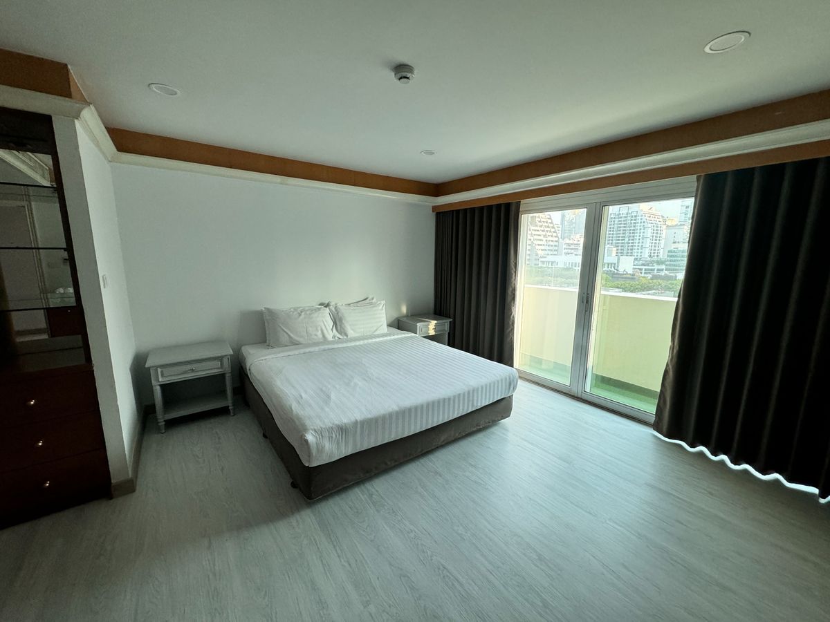 For RentCondoNana, North Nana,Sukhumvit13, Soi Nana : Pet Friendly Apartment 2 BED 200 SQM Prime Prime Location BTS NANA 70,000