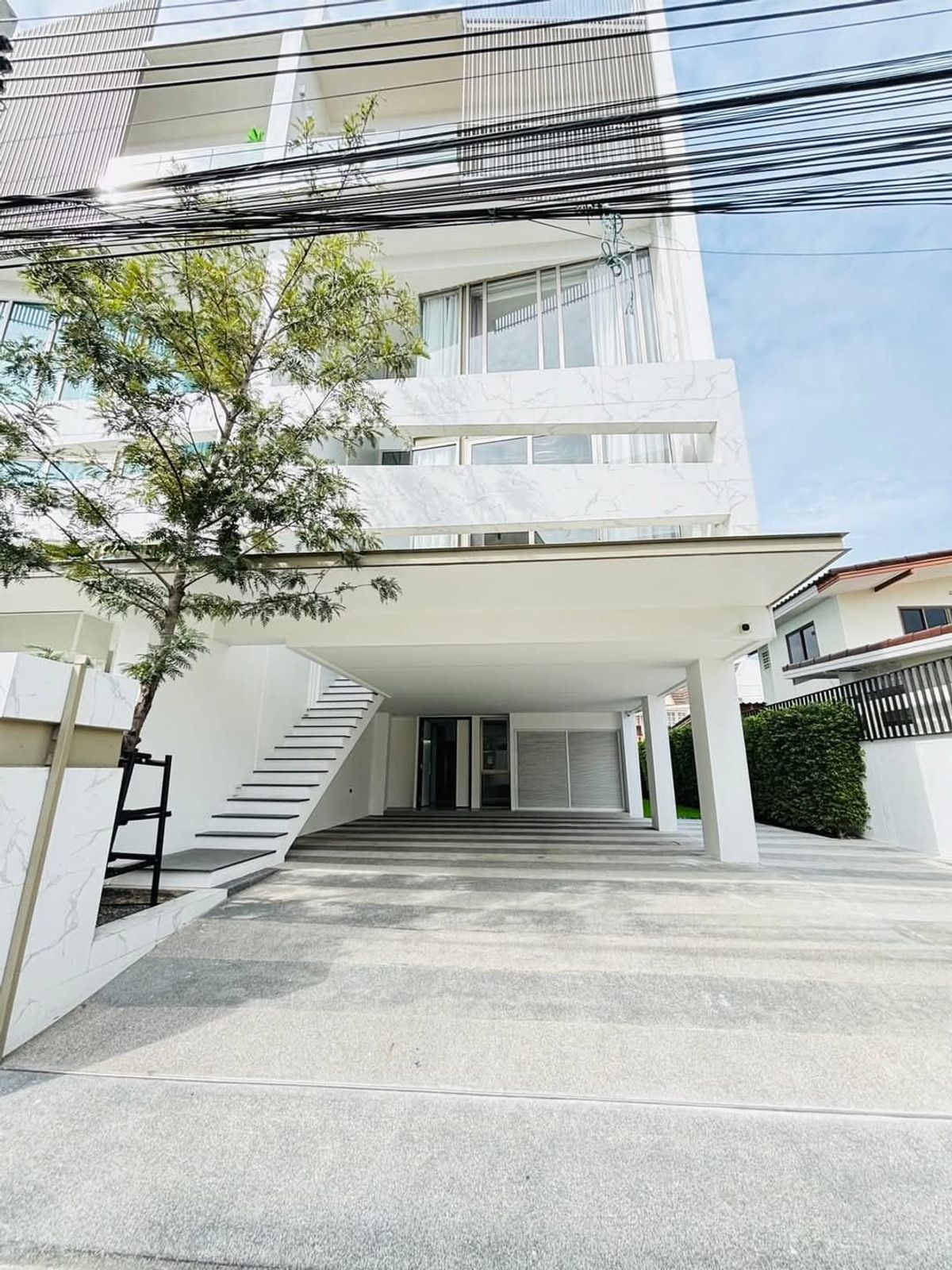 ให้เช่าโฮมออฟฟิศลาดพร้าว เซ็นทรัลลาดพร้าว : 🔥💰🔥 ให้เช่า 150,000เดือนรายละเอียดบ้าน 🔥หมู่บ้าน :  luxury Townhouse ประเภท : โฮมออฟฟิศ 4 ชั้นตำแหน่งบ้าน: ทำเลโลเคชั่นดีมาก