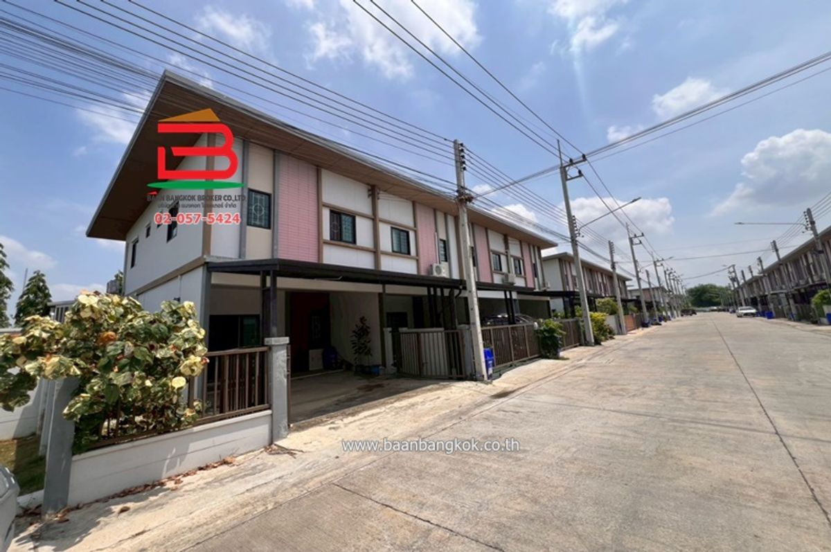 ขายทาวน์โฮมปทุมธานี รังสิต ธรรมศาสตร์ : ทาวน์เฮาส์ หมู่บ้าน ภัทรไพรเวท 2 เฟส 3 เนื้อที่ 26.2 ตรว. ใกล้วัดสะแก ถนน ปทุมธานี-สามโคก-เสนา ต.สามโคก อ.สามโคก จ.ปทุมธานี