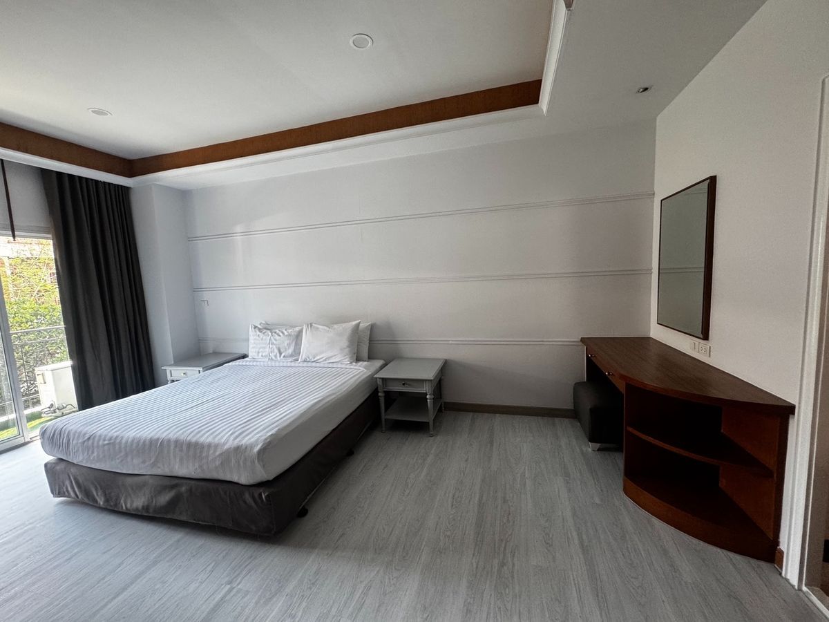 For RentCondoNana, North Nana,Sukhumvit13, Soi Nana : Pet Friendly Apartment 3 BED 300 SQM Prime Prime Location BTS NANA 85,000