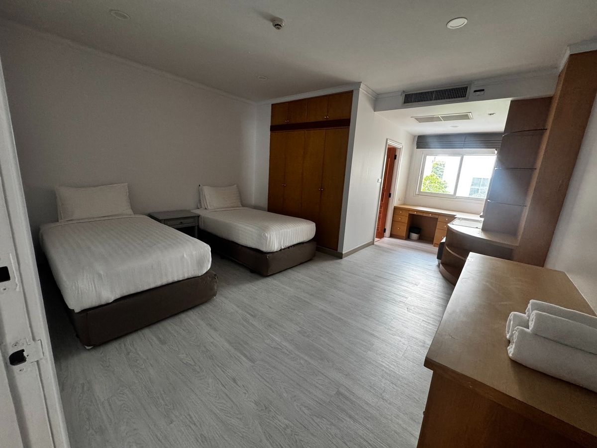 For RentCondoNana, North Nana,Sukhumvit13, Soi Nana : Pet Friendly Apartment 3 BED 300 SQM Prime Prime Location BTS NANA 85,000