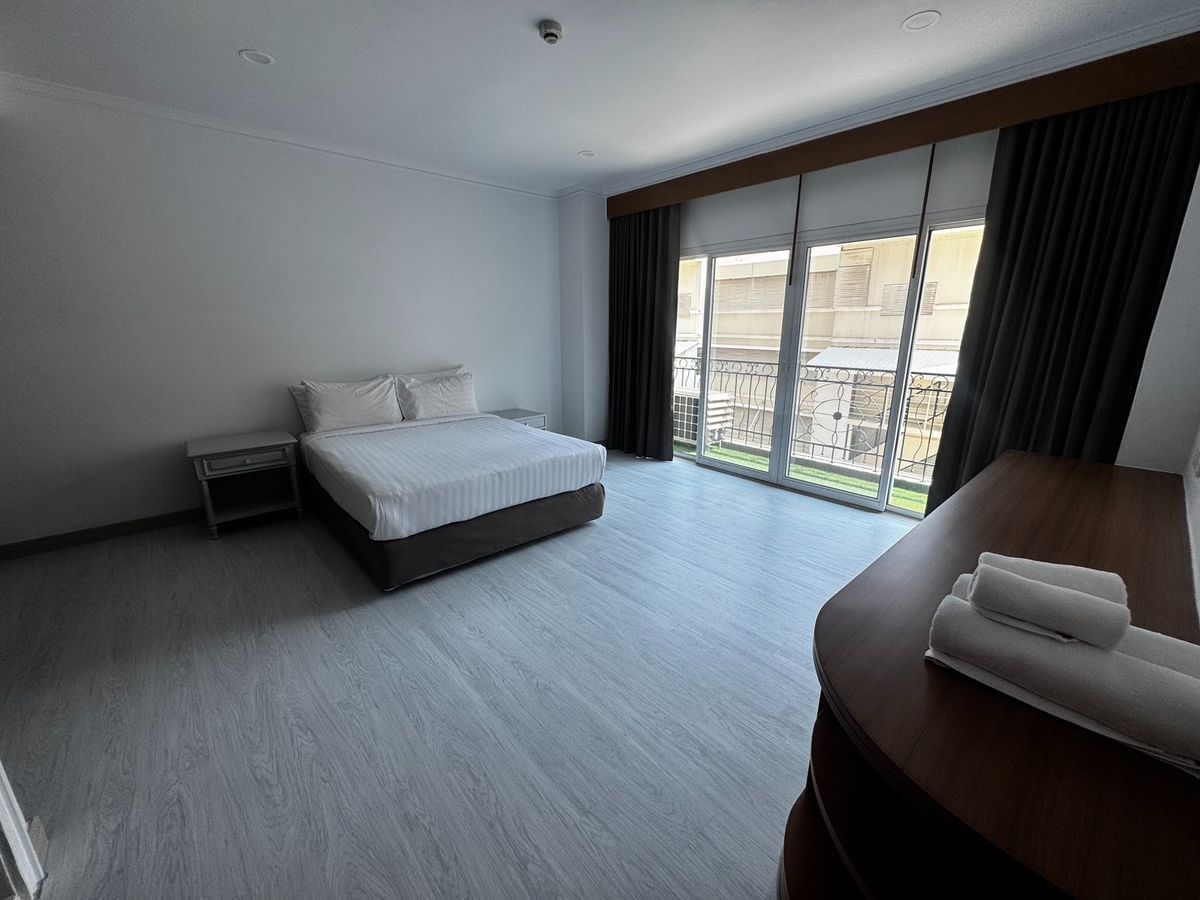 For RentCondoNana, North Nana,Sukhumvit13, Soi Nana : Pet Friendly Apartment 3 BED 300 SQM Prime Prime Location BTS NANA 85,000