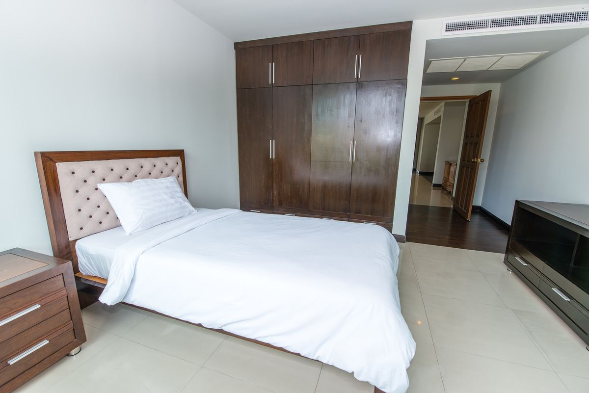 For RentCondoSathorn, Narathiwat : 3BR PET Friendly and Spacious 180 SQM BTS Chongnonsi 75,000 Per month
