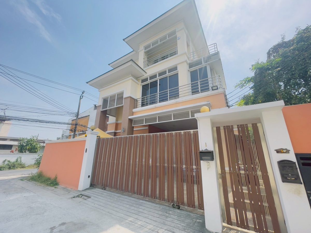 ขายบ้านอ่อนนุช อุดมสุข : House For Sale  5 Bedroom 5 Bathroom 72 Sq.w  320 Sq.m   Good Location -  Negotiaion