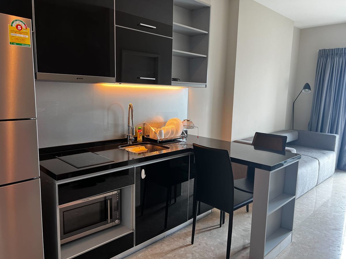 For RentCondoSukhumvit, Asoke, Thonglor : ✨ Condo for rent, The Crest Sukhumvit 34, complete with the heart of Sukhumvit, only 2 minutes to BTS Thonglor 💵 Renting only 28,000 baht/month 📏 Size 34 sq.m. | 🛏 1 bedroom | 🚿 1 bathroom Complete set of kitchens Dining table with 🧺 with a balcony