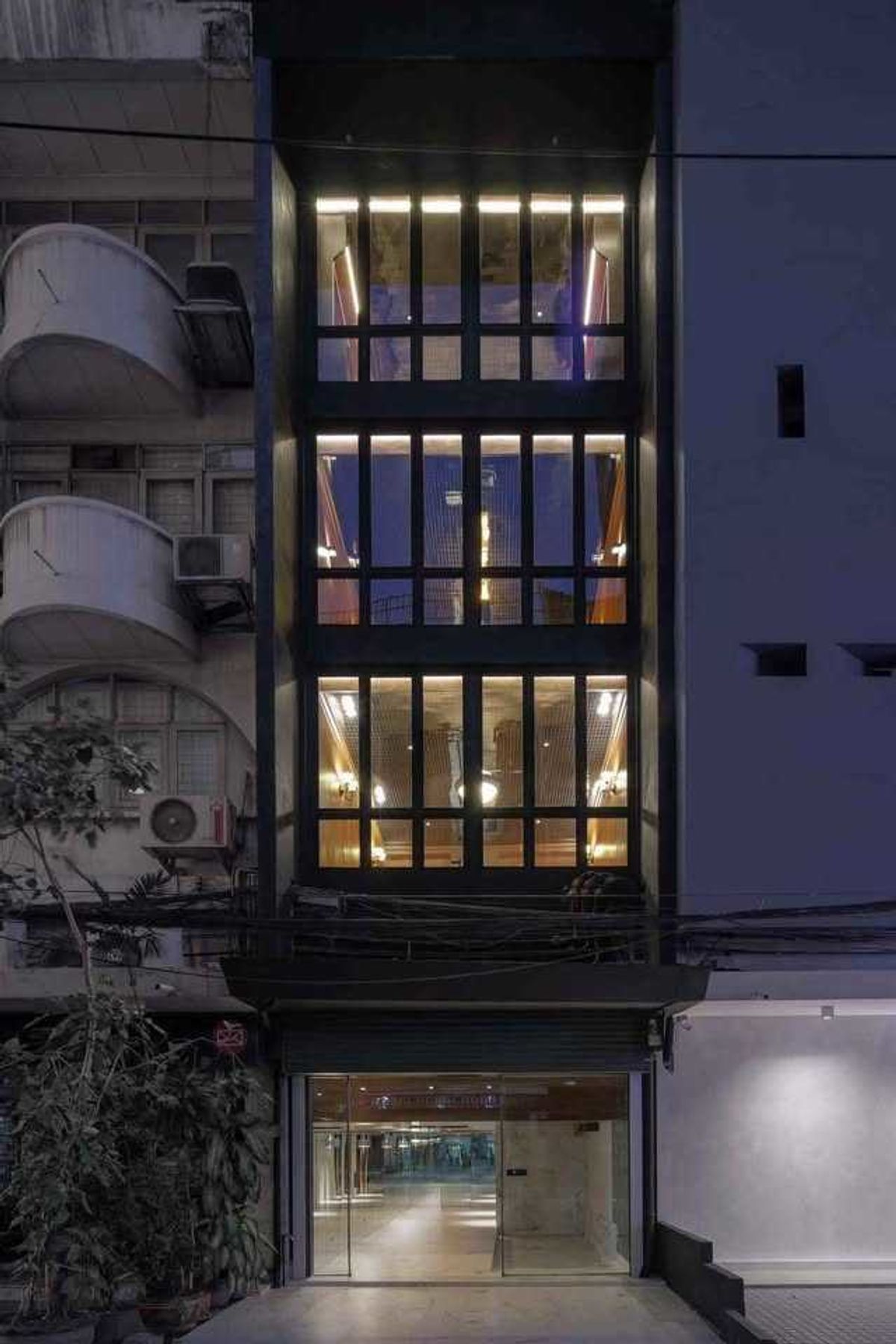 For RentShop HouseSilom, Saladaeng, Bangrak : LTHC12294 - Commercial Building for Rent in Silom Size 320 SQ.M 13 Rooms 3 Baths Near BTS SALA DAENG Station Only 320K/Month