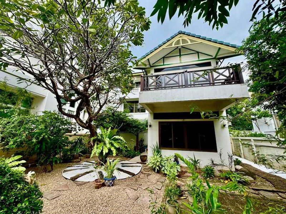 For RentHouseSathorn, Narathiwat : LTHC122299 - House for Rent in Sathorn Size 400 SQ.M 4 Beds 3 Baths Near MRT Lumpini Station Only 109.9K/MONTH