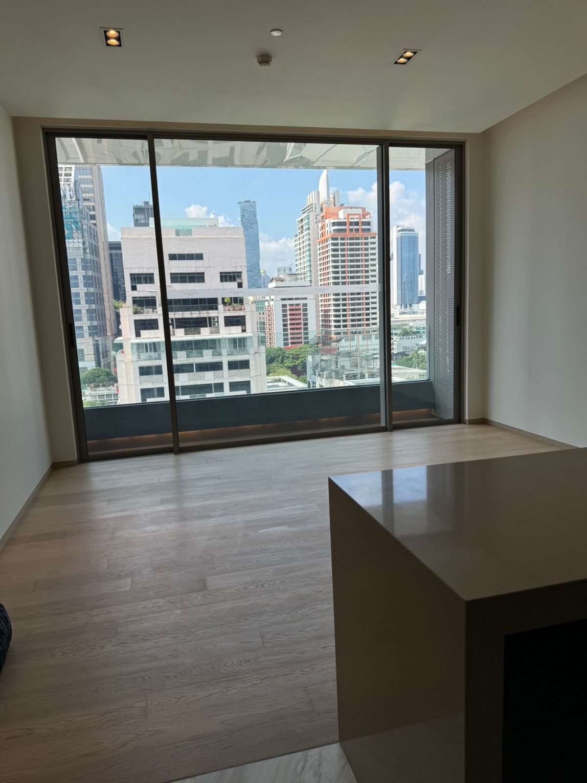 ให้เช่าคอนโดสีลม ศาลาแดง บางรัก : For rent Saladeng one 1 bedroom 58 sqm rent fee 60,000 baht per month 
low floor
rainy 081-889-5470