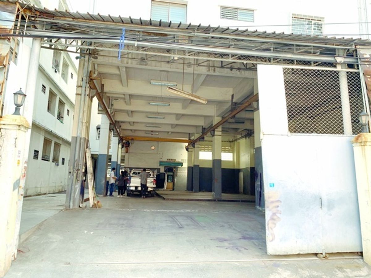 For RentWarehouseEakachai, Bang Bon : Bang Khun Thian Mai for rent, factory warehouse 505 sq.m., large door, 10 wheels, Bang Bon 1 MRT, Bang Khae 5.2 km.