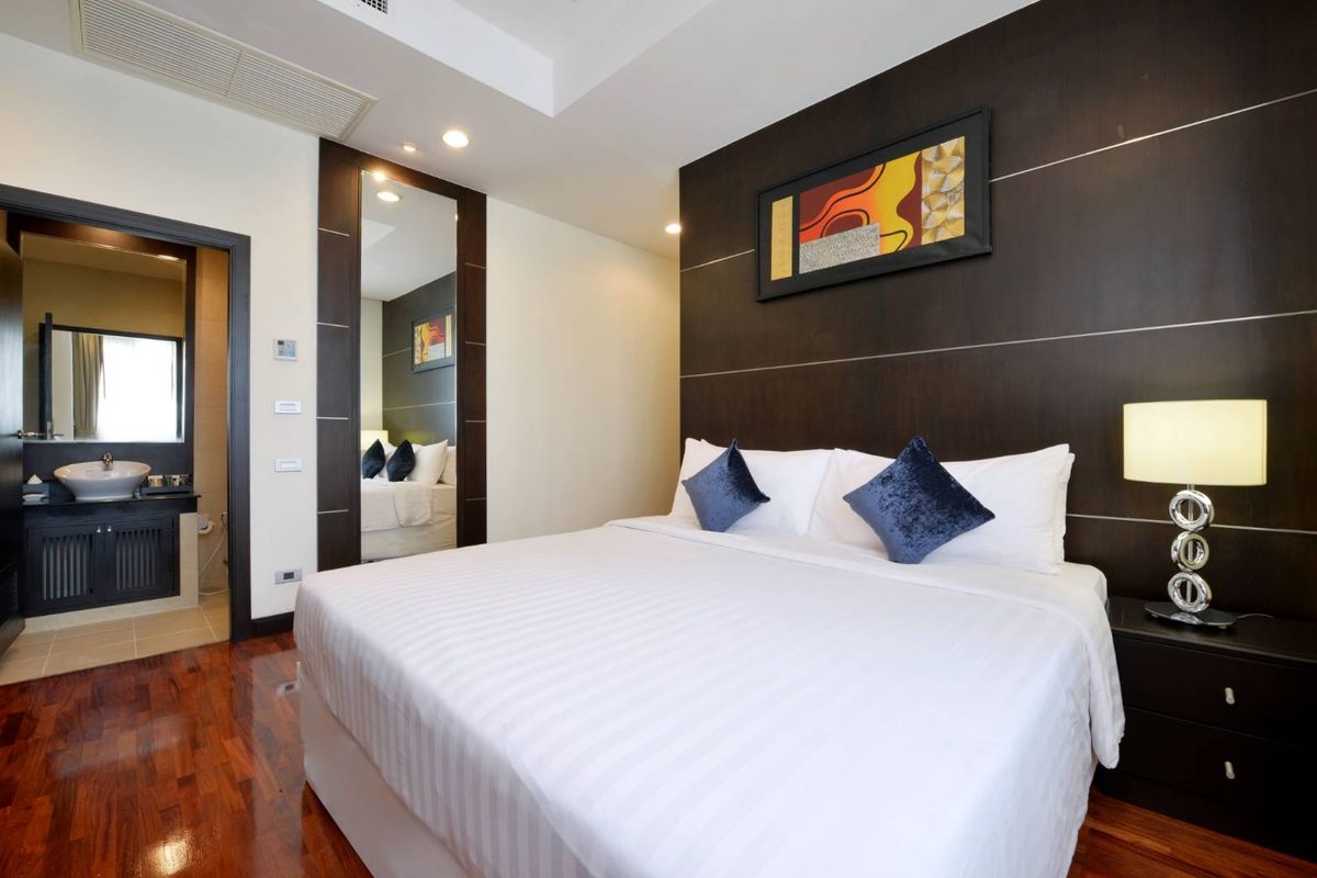 For RentCondoSukhumvit, Asoke, Thonglor : SPACIOUS PET-Friendly 3BR Apartment in Asoke 220 SQM 90,000 Per Month