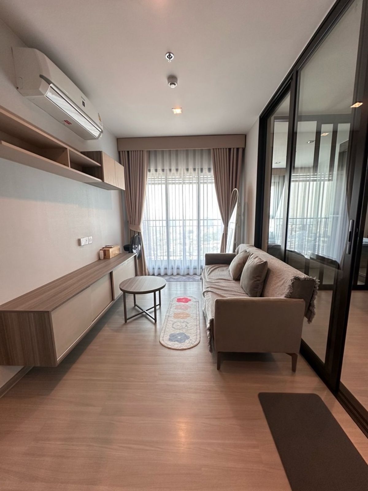 ให้เช่าคอนโดท่าพระ ตลาดพลู วุฒากาศ : ให้เช่า คอนโด Life Sathorn Sierraขนาด 36ตร.ม. ค่าเช่า19,000บาท สัญญา1ปี1 Bedroom 1 Multipurpose Room1 Bathroom Digital door lock ส่วนกลาง 5 ไร่ชั้น27