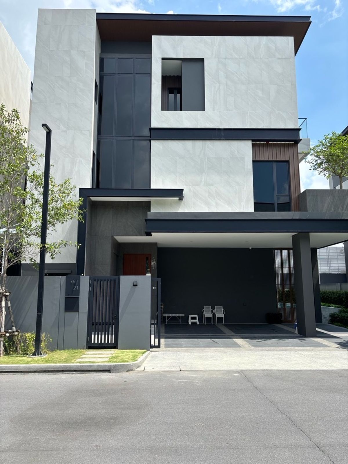 For RentHouseYothinpattana,CDC : The Honor Yothinpattana, a 3 -story detached house with an elevator with a private pool.