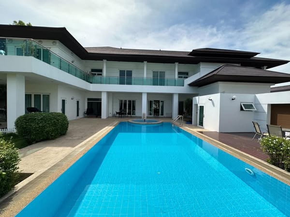 For RentSamut Prakan,Samrong : 🏡 For rent with a swimming pool Bangna Trat area, 600000 baht per month, ready to move in. ✅✅ 🎉 Near Mega Bangna, 10 km.