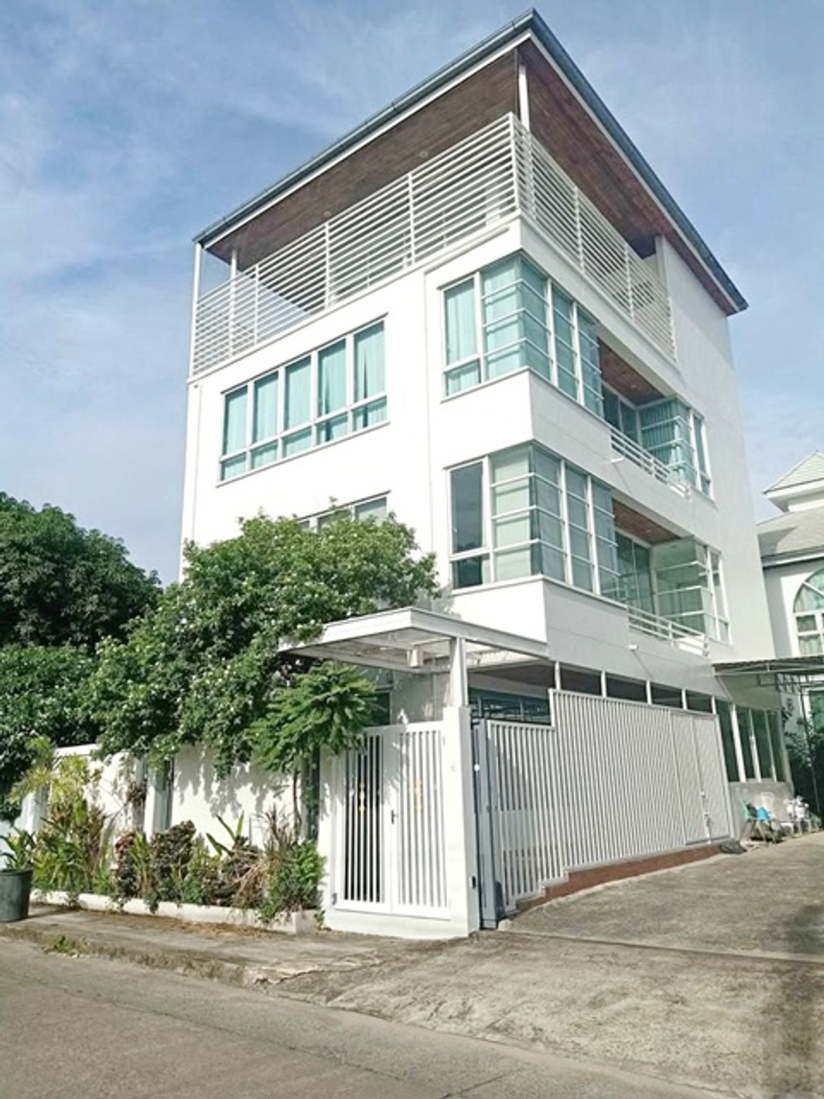 For RentHome OfficeSapankwai,Jatujak : Samian Nari Temple, 1.5 km. Central Ladprao 1.8 km for rent, 4th floor, 320 sq.m., 38 sq.w., Bon Marche Market 290 M.5, 5 Weather 5