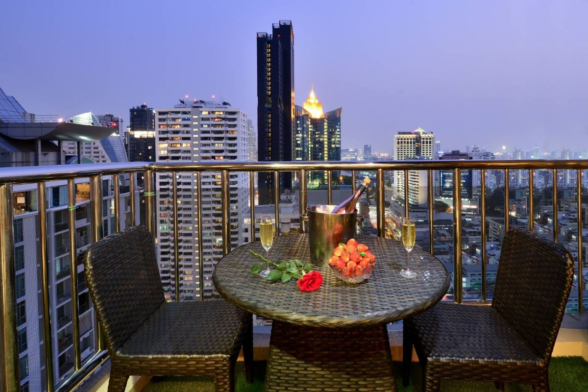 For RentCondoSukhumvit, Asoke, Thonglor : SPACIOUS PET-Friendly 3BR Apartment in Asoke 220 SQM 90,000 Per Month