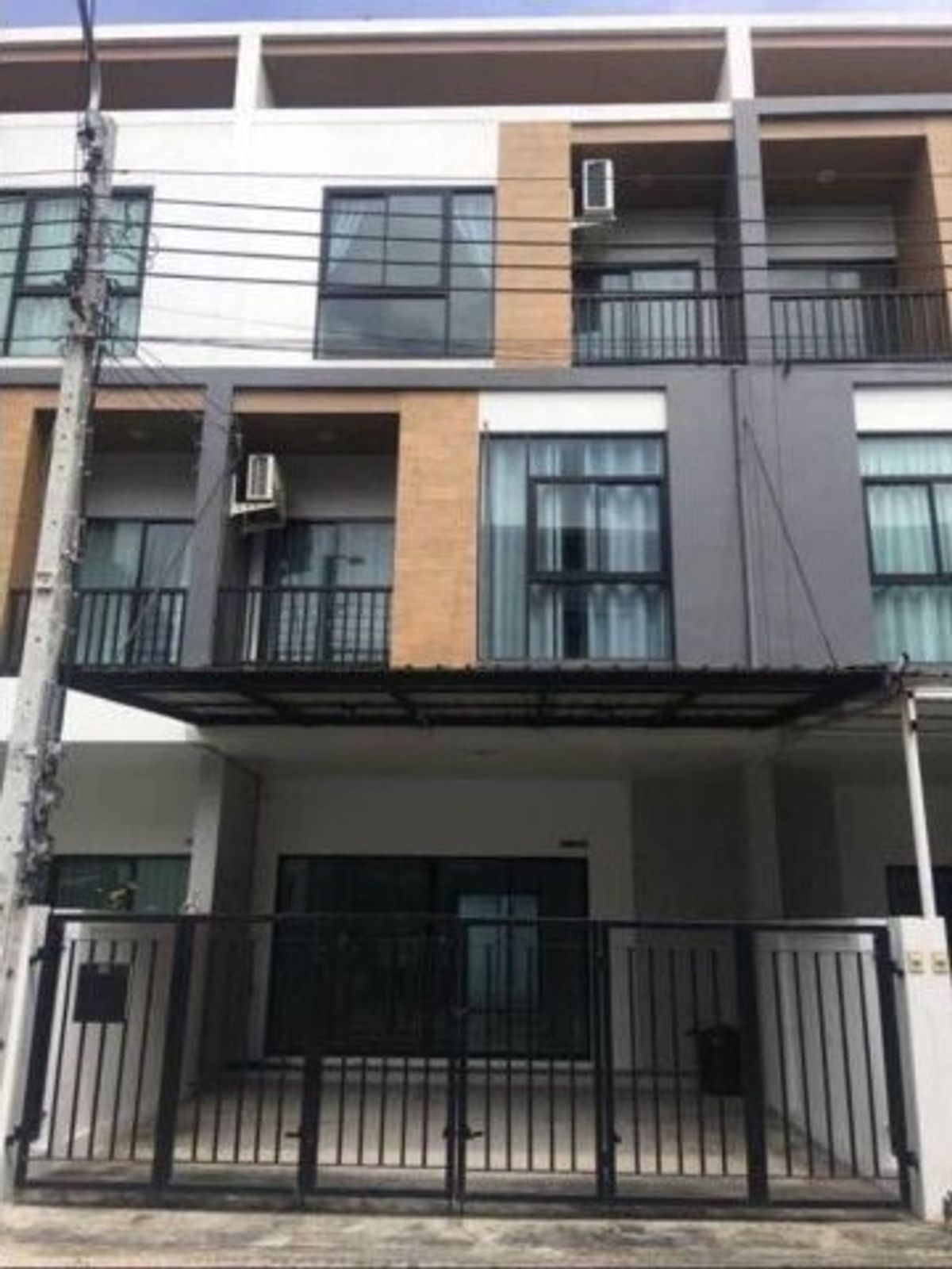 ให้เช่าโฮมออฟฟิศมีนบุรี-ร่มเกล้า : 🏡 ให้เช่าทาวน์โฮม 3 ชั้น พิกัดร่มเกล้า 🎉 ใกล้มหาวิทยาลัยเกษมบัณฑิต 1.8 กม  บิ๊กซี ร่มเกล้า 2.5 กม บ้านว่างพร้อมเข้าอยู่  ✅✅ 