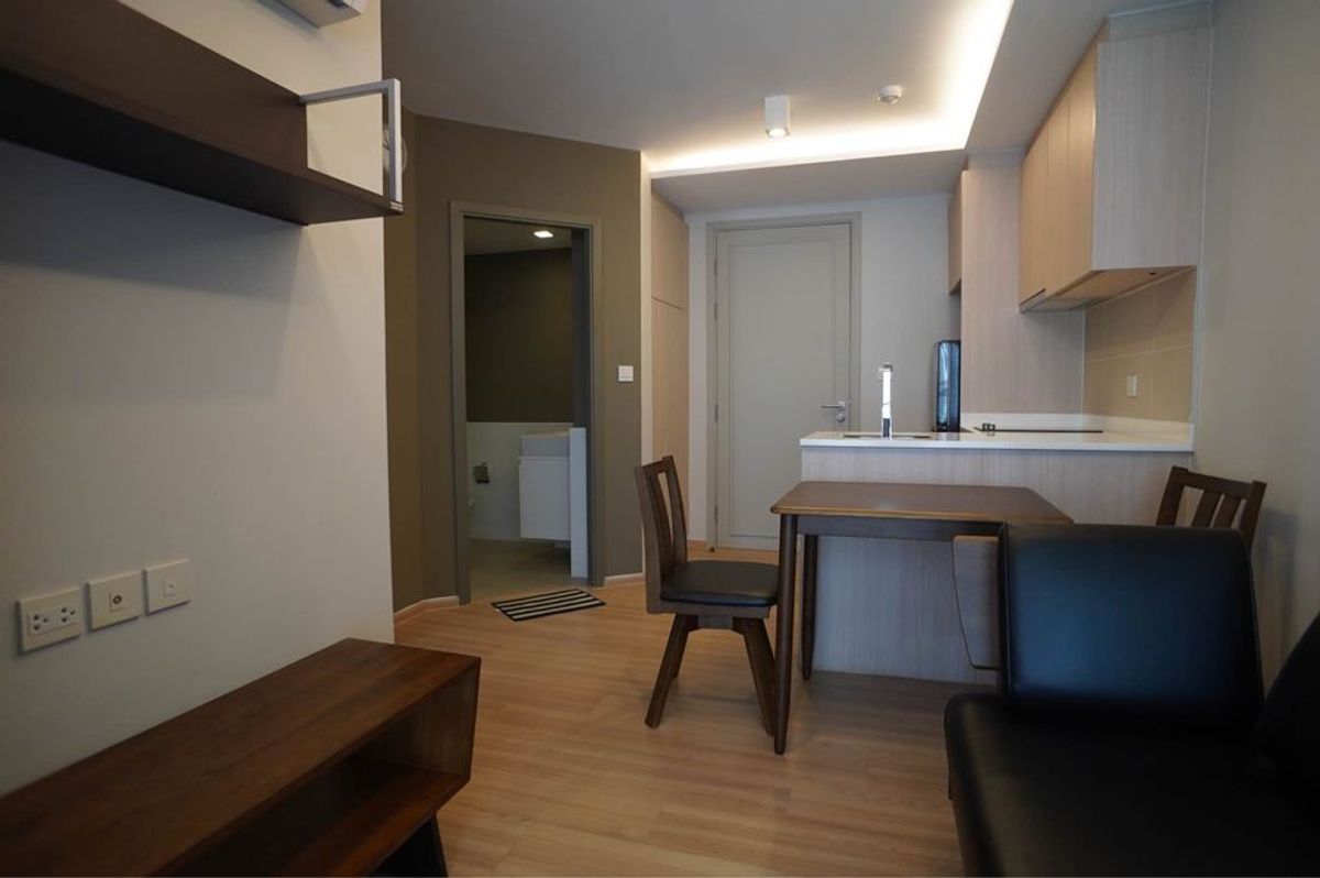 For SaleCondoRatchathewi,Phayathai : Maestro 12 Ratchathewi【𝐒𝐄𝐋𝐋 & 𝐑𝐄𝐍𝐓】🔥Classic doesn't have to be too much - this room is simple but luxurious. Looks expensive but affordable 🔥 Contact Line ID: @hacondo