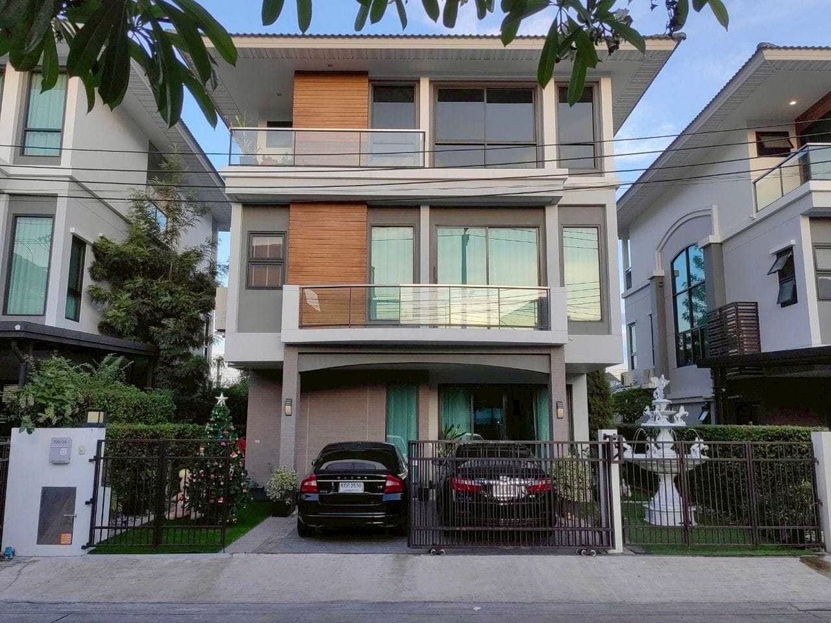 For SaleHouse : LTH12292 – House FOR SALE at Supalai Essence Size 321 Sq.m 6 beds 5 baths Near MRT Lat Phrao Station ONLY 15.6 MB