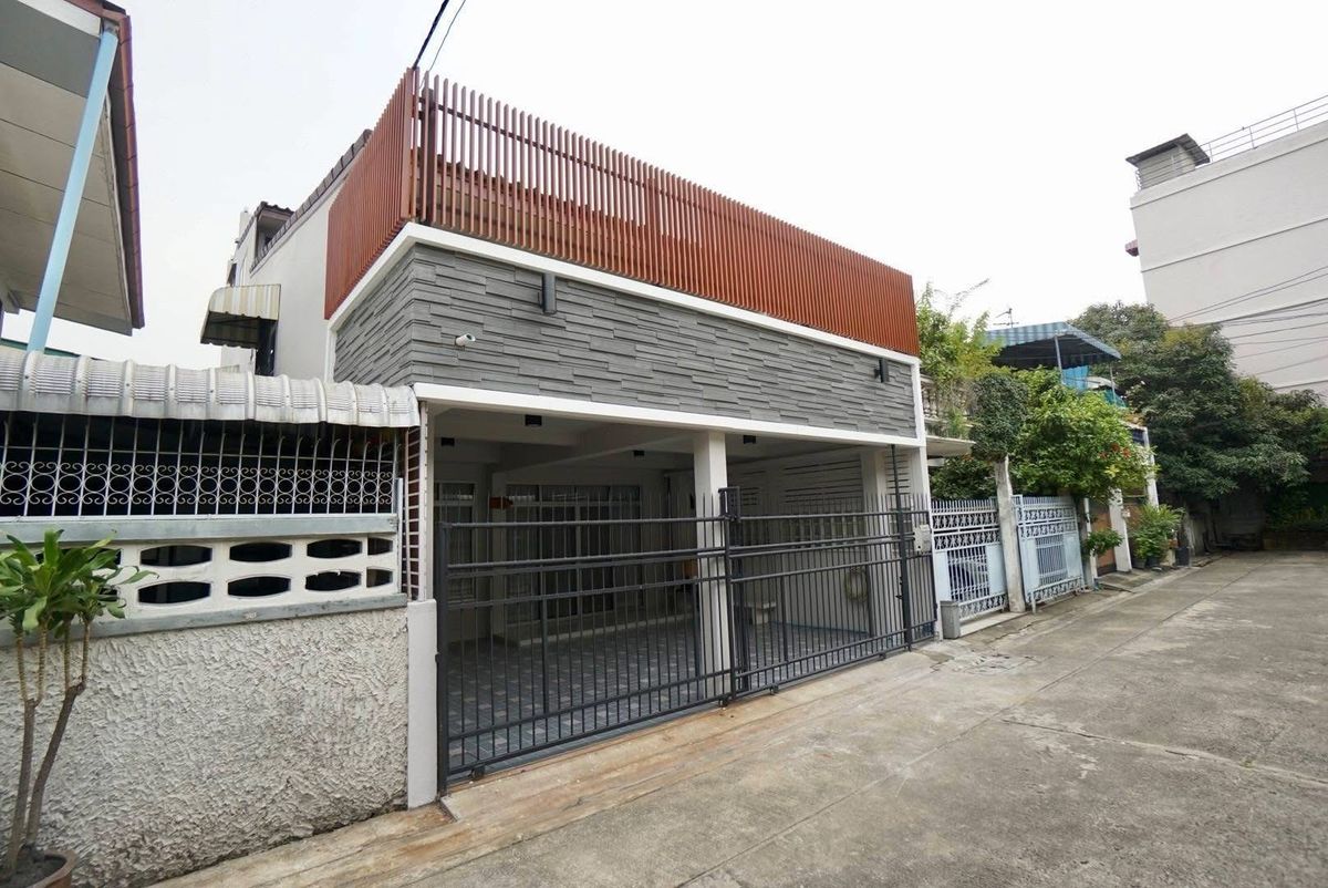 For RentTownhomeRatchadapisek, Huaikwang, Suttisan : LTHC12280 - TOWNHOME for RENT in Ratchada Soi 3 Size 364 SQ.M 3 Beds 3 Baths Near MRT RAMA9 Station Only 65K/Month