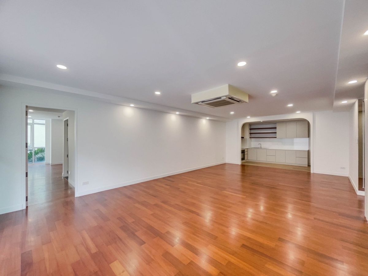 For SaleCondoNana, North Nana,Sukhumvit13, Soi Nana : Who wants a big room to renovate itself? This way! ⚡️ Near BTS Nana Urgent / Interested contact 062-362-5623 Agent