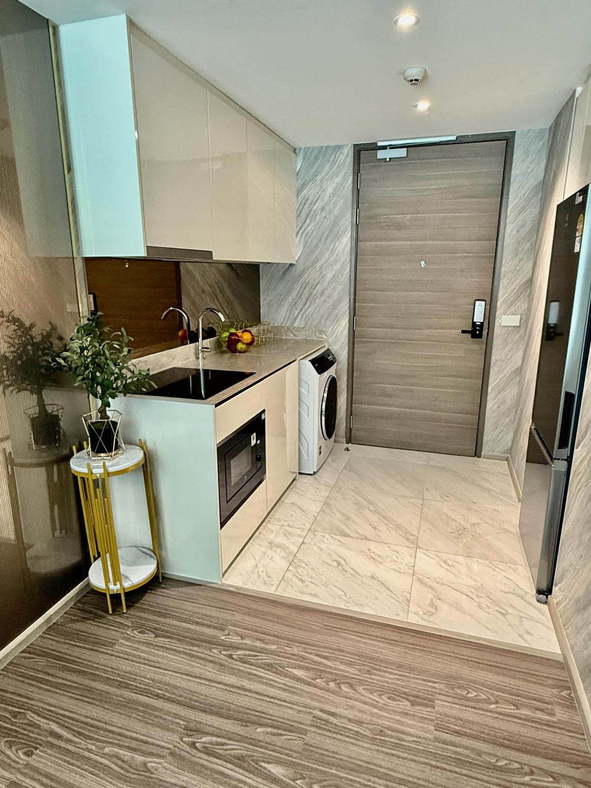 For RentCondoSukhumvit, Asoke, Thonglor : 30/03/2026, Luxury in Asoke! 3 bedrooms 110 sqm. Near BTS/MRTFor rent with complete facilities Price 99,000 THB/month 0642748883