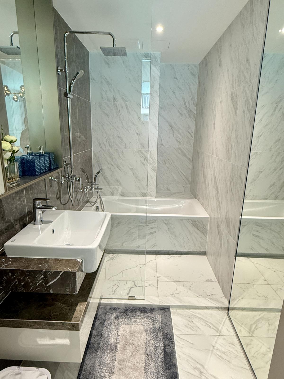 For RentCondoSukhumvit, Asoke, Thonglor : 30/03/2026, Luxury in Asoke! 3 bedrooms 110 sqm. Near BTS/MRTFor rent with complete facilities Price 99,000 THB/month 0642748883