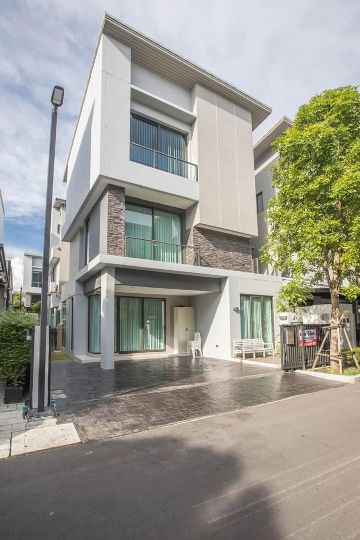 ให้เช่าบ้านเลียบทางด่วนรามอินทรา : For Rent บ้านกลางเมือง Classe เอกมัย-รามอินทรา ติดต่อ 0955300101 (เอ็มมี่)