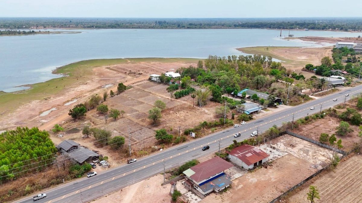 For SaleLandKasetsart, Ratchayothin : Land for sale in Tratakan Phuet Phon District, Ubon Ratchathani, next to the highway.