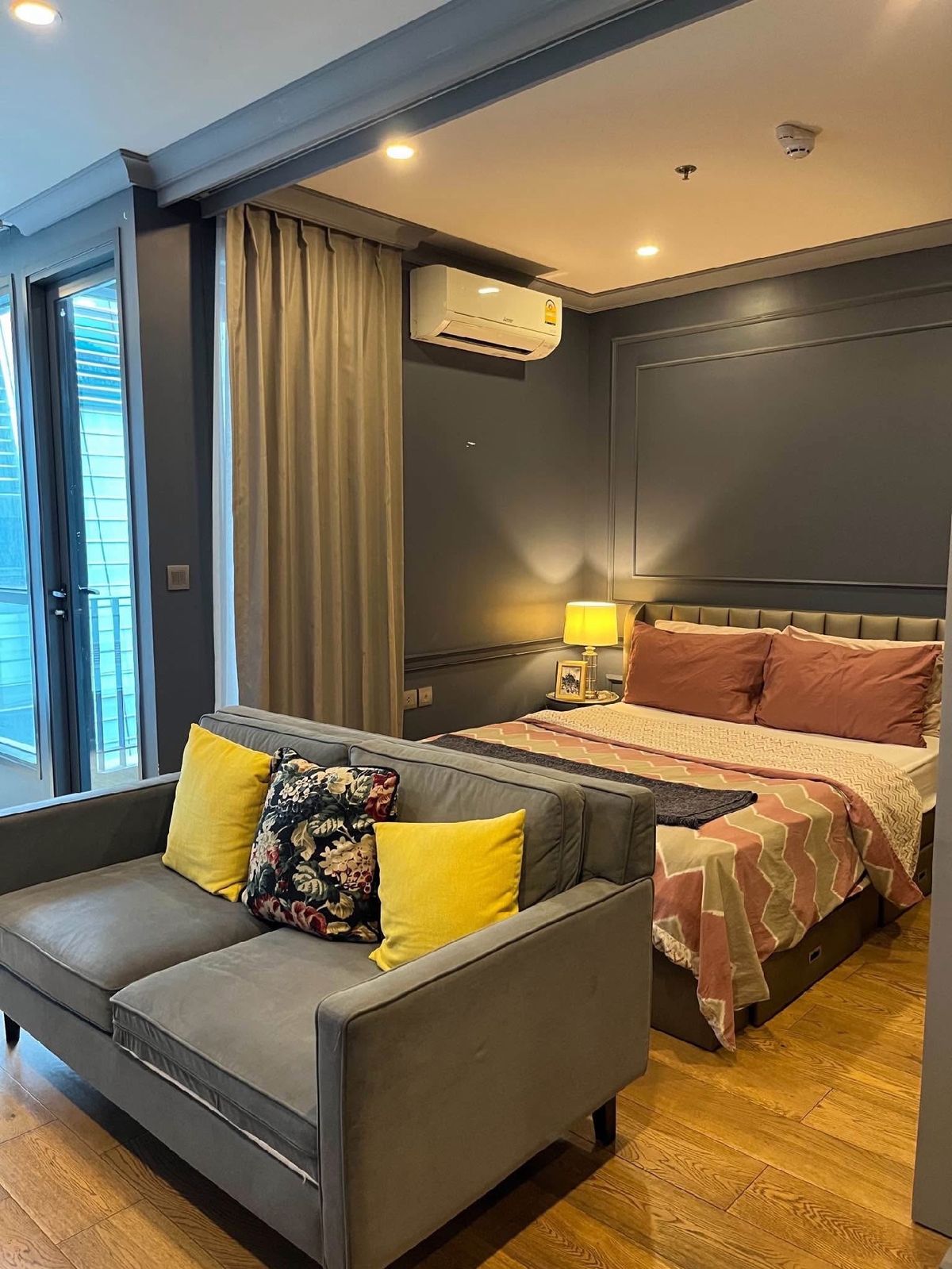For RentCondoRatchathewi,Phayathai : Condo for rent in the heart of the city. The room is beautiful, fir. Interested, please say hello.