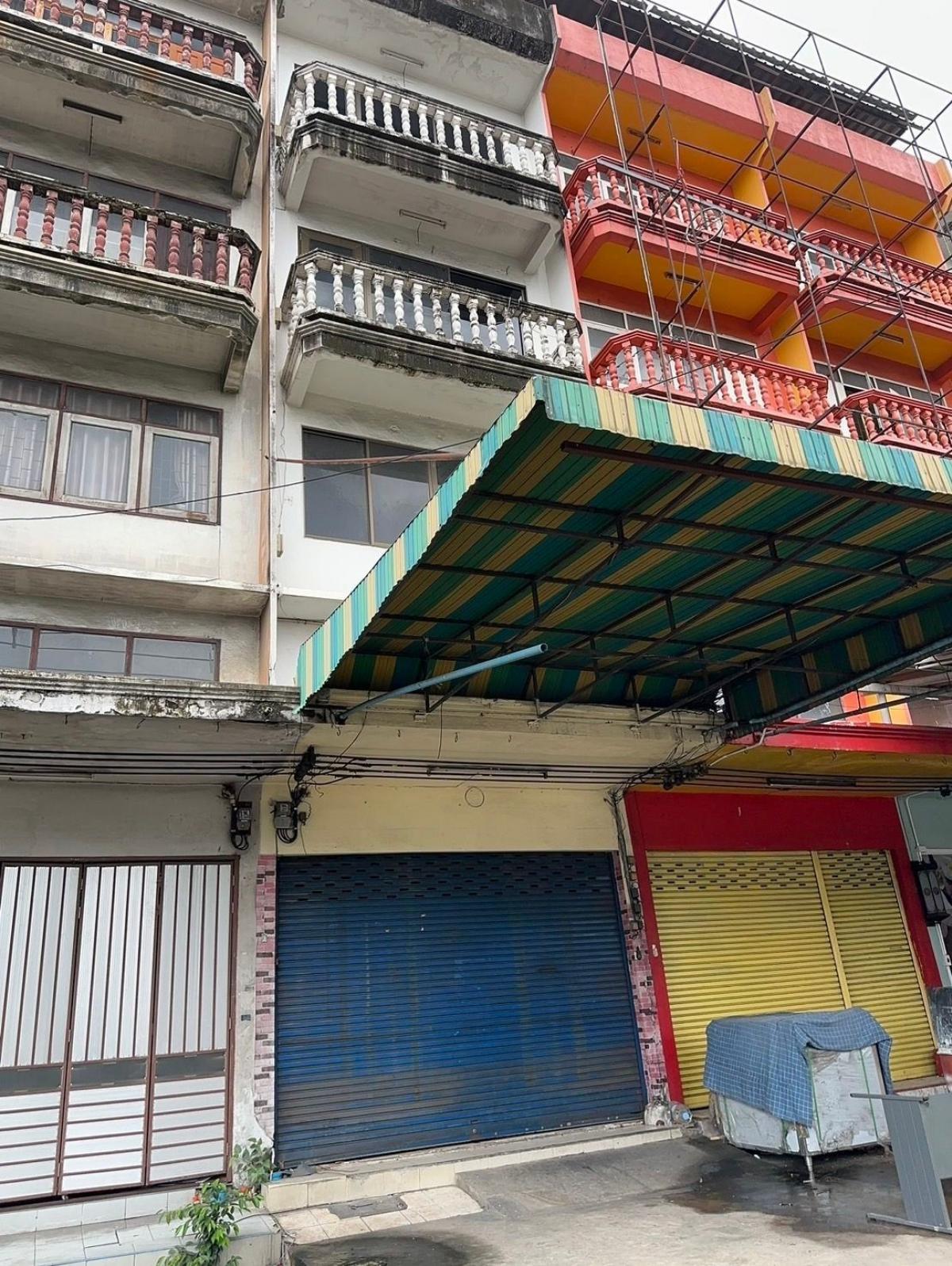 For RentShop HouseNawamin, Ramindra : Nawamin Road 123 Near the Patthawik Market to rent a building next to the main road, park 1 ton, 3rd floor, 25 sq.w., 4 bedrooms, 3 water, ready to trade /trade /office. /Online trading/pharmacies/shows, selling Morite/Chom Morch Shop next to school/oppos