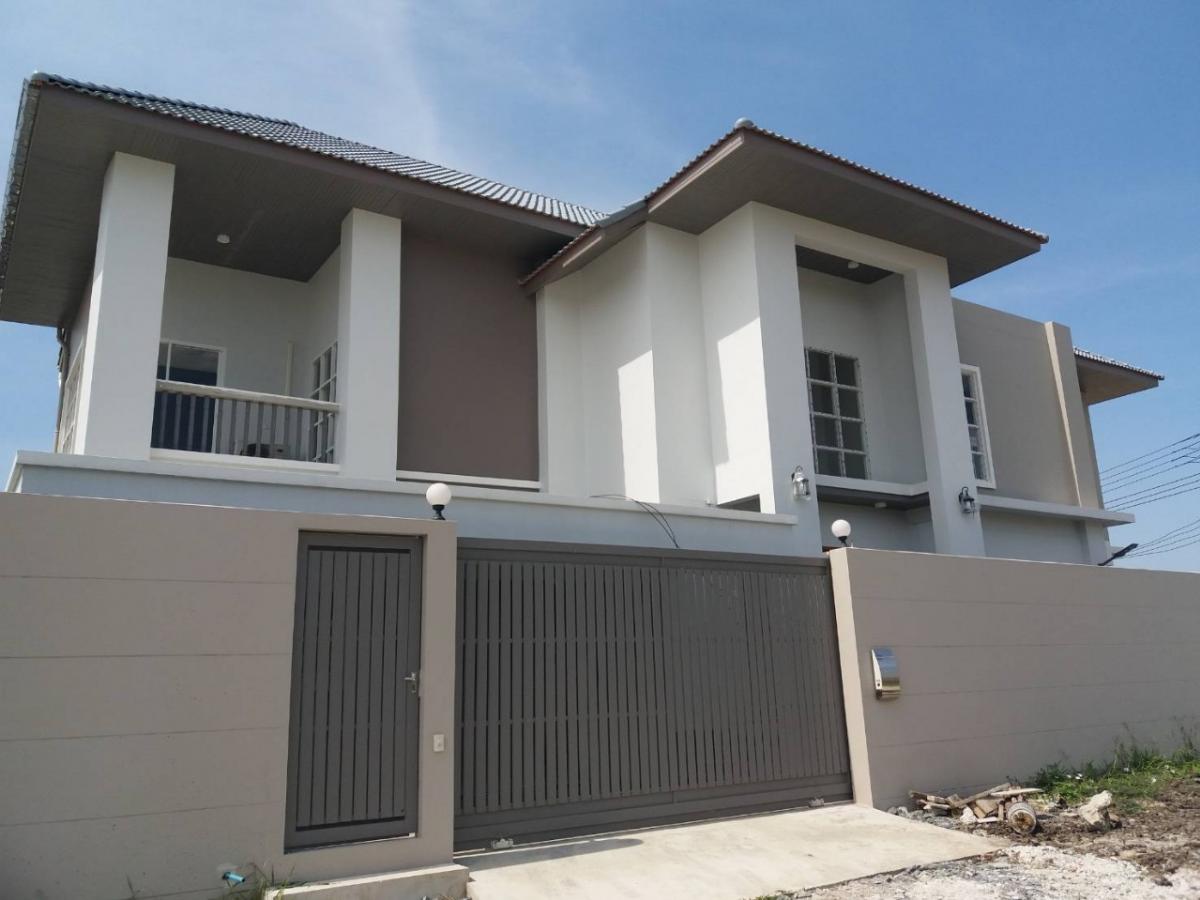 For RentHouseOnnut, Udomsuk : Rent a house with Chaloem Phrakiat Rd. 30100 sq.w. 3 bedrooms, 3 water, 4 Air Ferrier, fully parking in 2 cars in front of the house, suitable for office and living. Near Suan Luang Rama 9/Near Ekka Bangna mall, travel for rent, 70,000 baht for rent. Inqu