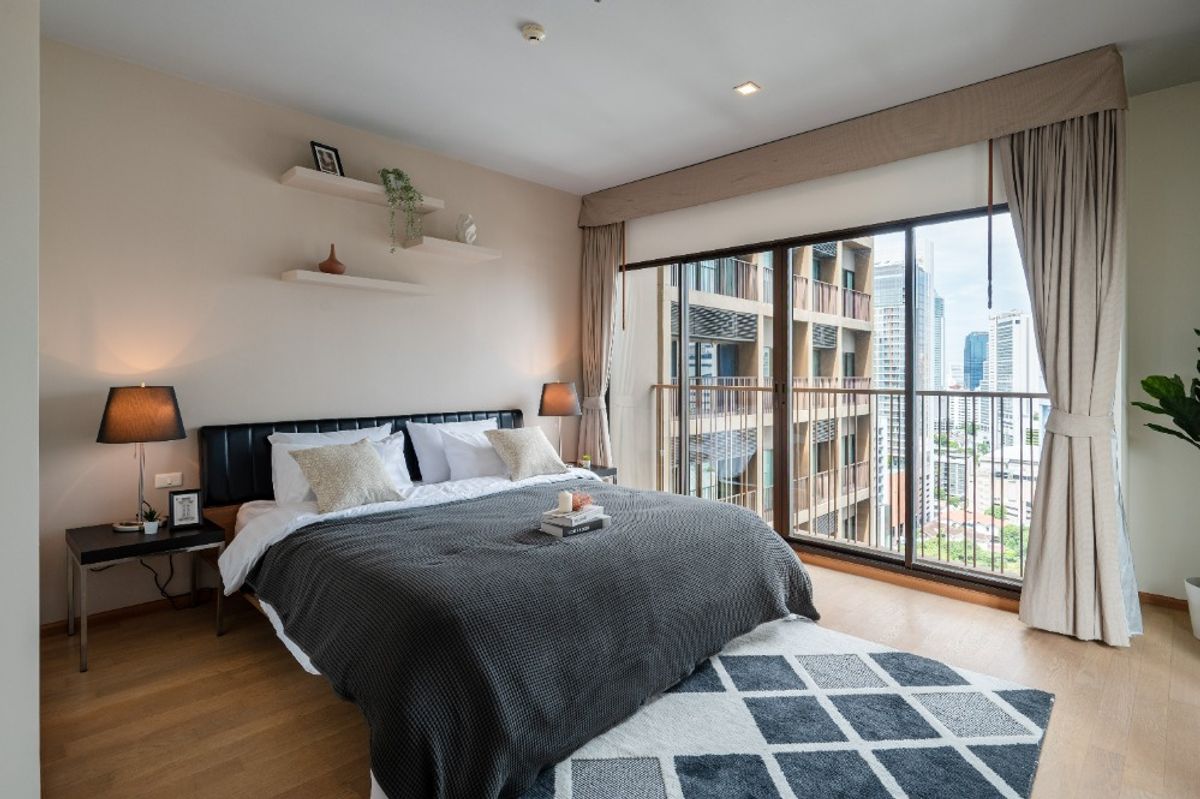 For SaleCondoSukhumvit, Asoke, Thonglor : New renovated room, large large corner room, near BTS Phrom Phong, only 300 meters. Price 150+ per square meter. Cant find this.